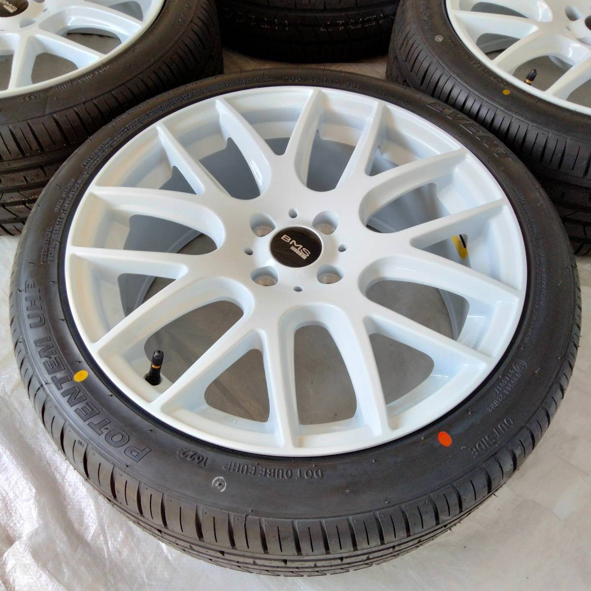 新品 17インチ 7.5J 4-100 ハブ径56.1 ホワイト タイヤ付4本SET 205/45R17 ミニ クーパー R50 R52 R53 R54 R55 R56 (W2328-0)の画像4