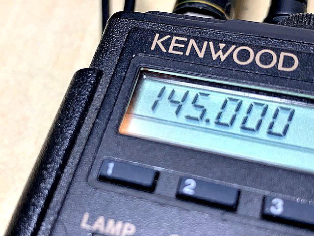 KENWOOD　ケンウッド　144MHz帯　ハンディトランシーバー　TH-205　スピーカーマイク付き_ランプボタンを押すとディスプレイが点灯