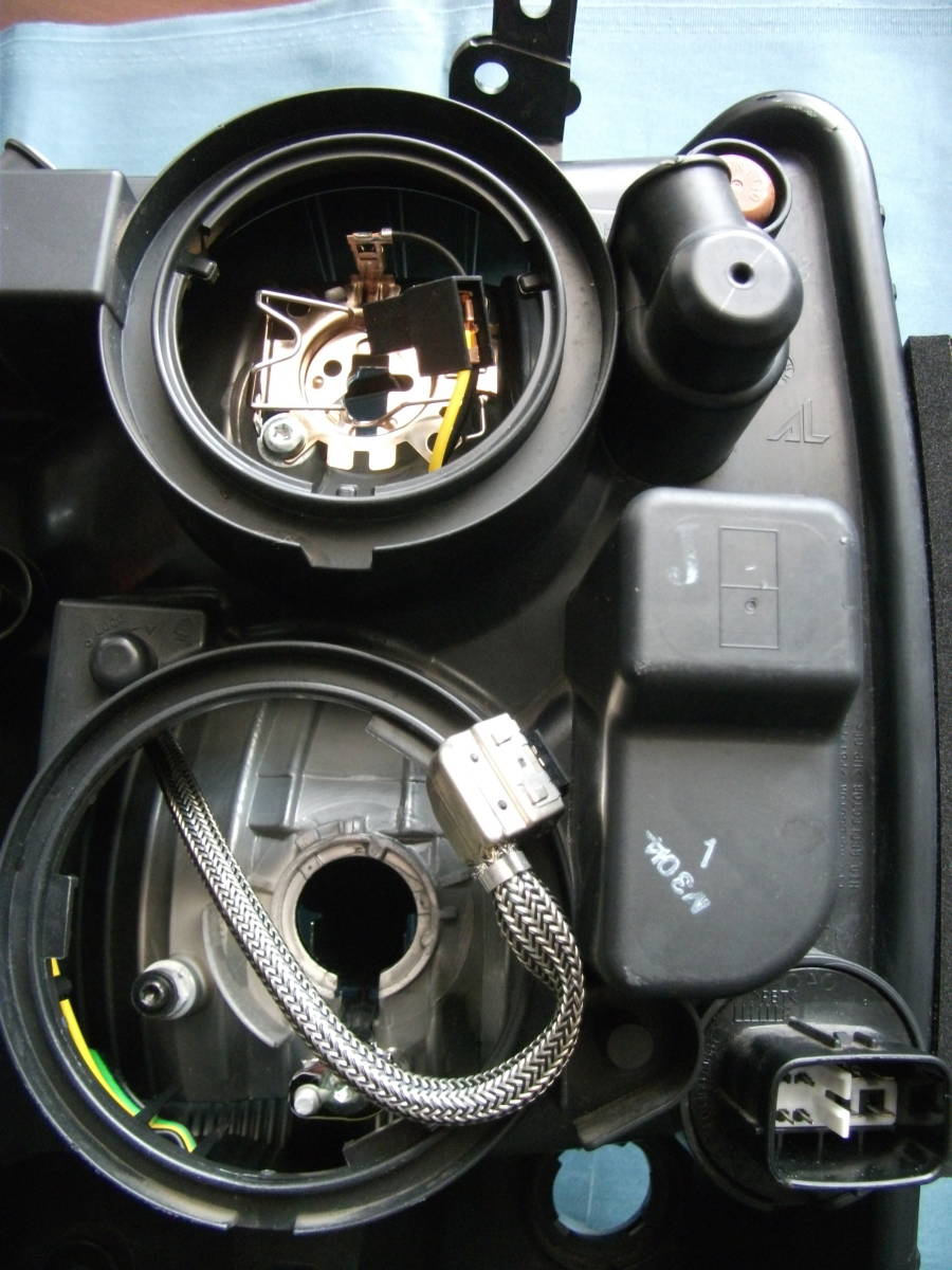 R２年式 スズキ エブリィ DA17W PZターボ用 ヘッドライトハウジング 右側 運転席側 HID仕様 ジャンク品 (F014 010 036)_画像6