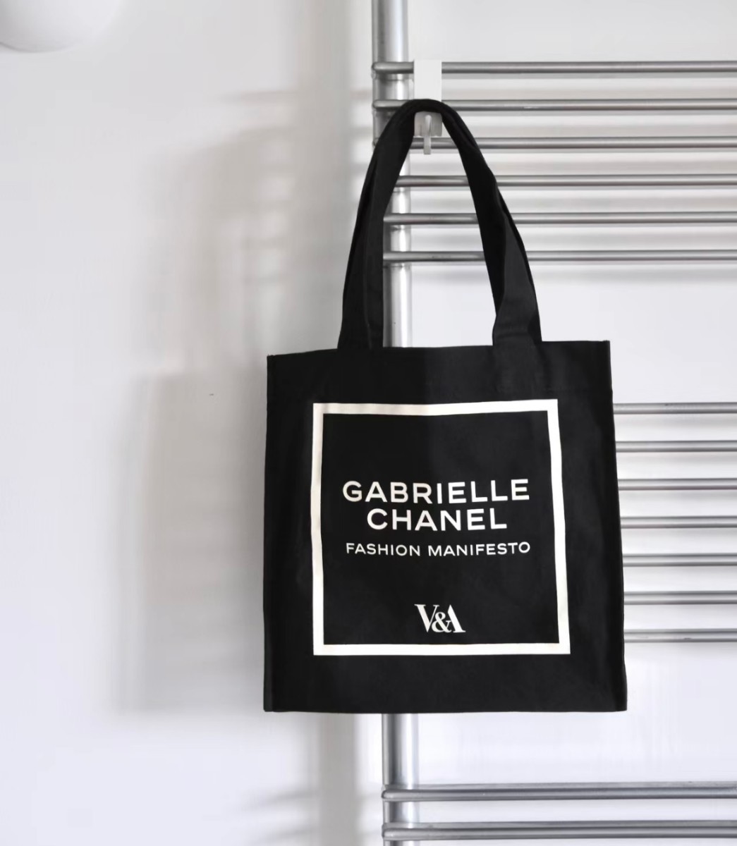 シャネルChanel 　V&A美術館　コラボトートバッグ　ガブリエル　新品未使用品　ノベルティ トート エコバッグ キャンバス ブランド　非売品_画像4