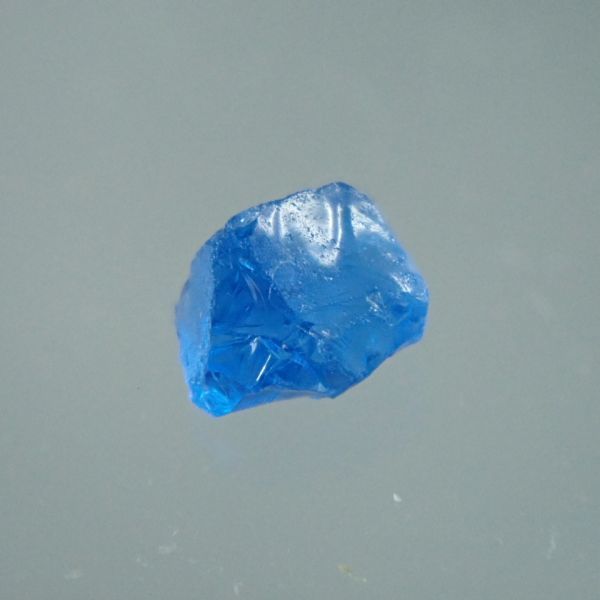 アウイン 原石 (サイズ：1cmマス目画像参照 ) ドイツ アイフェル地方 ニーダーメンディヒ産 awn700 藍方石 アーウィン アウウィン 天然石_画像1