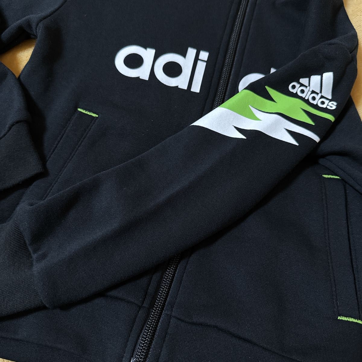 110 裏起毛  adidasパーカー