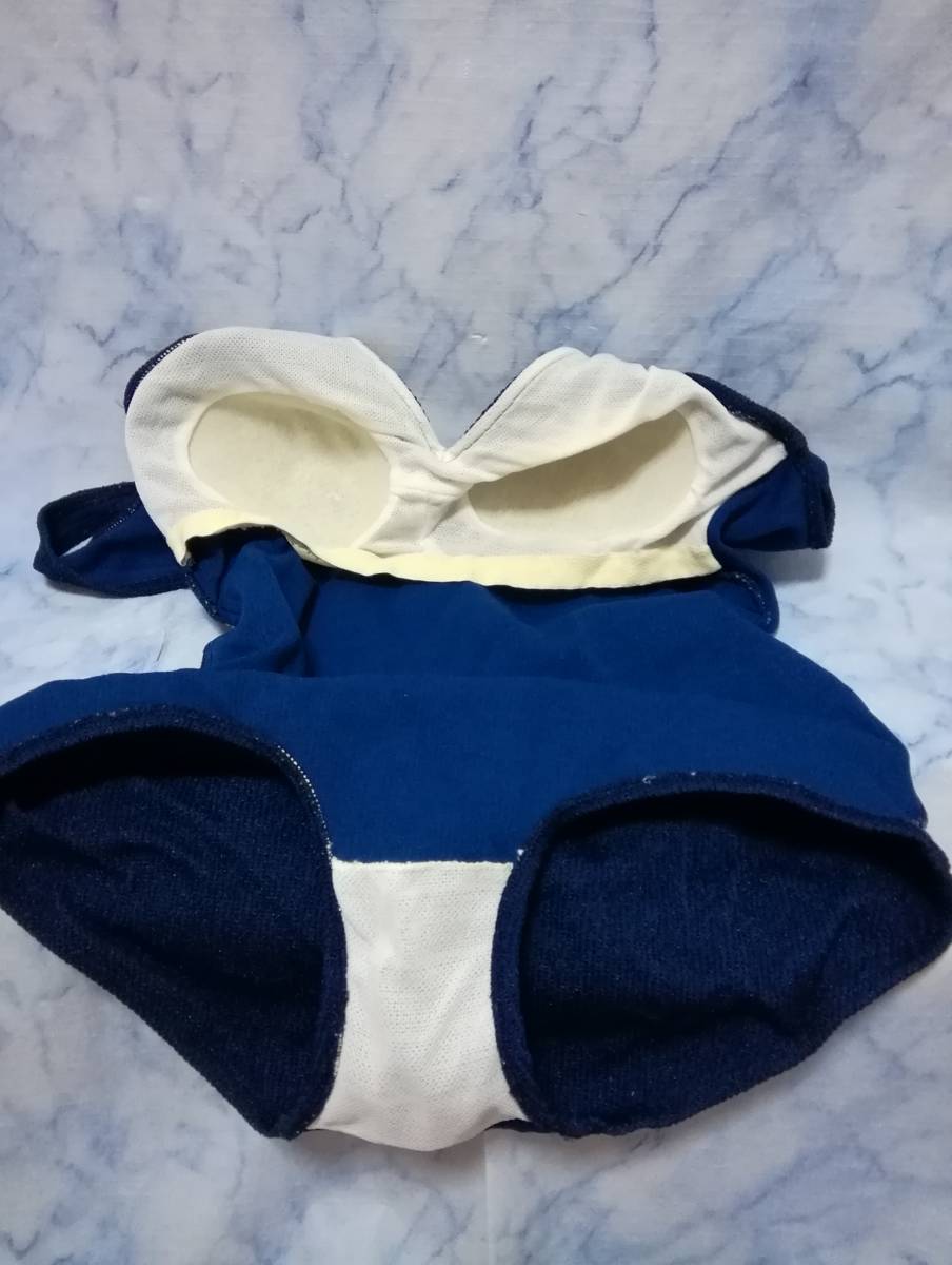 ■紺色シンプルワンピース水着　サイズM程度　胸パット付き_画像4