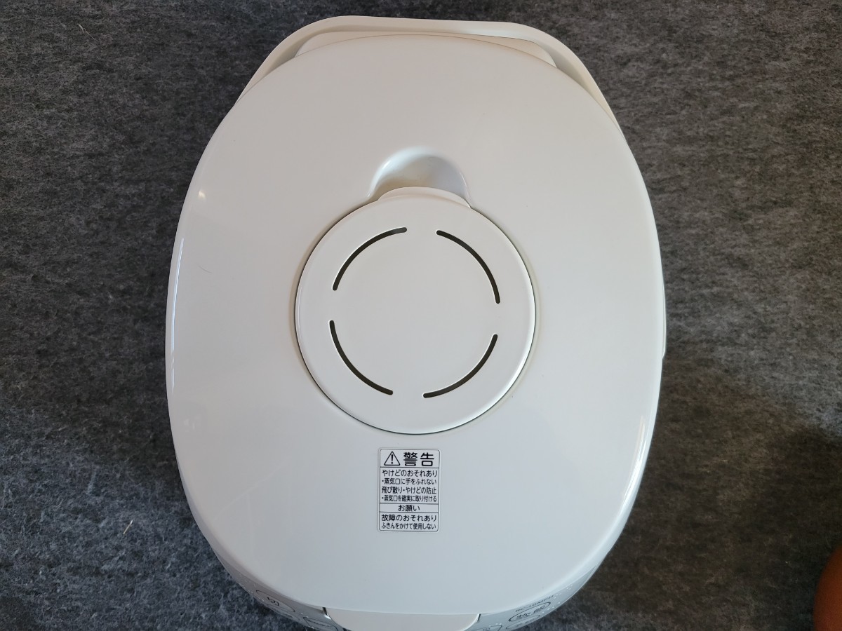 東芝 TOSHIBA 炊飯器 5.5合 マイコン ホワイト 白 RC-10MFH 2020年製 中古_画像3