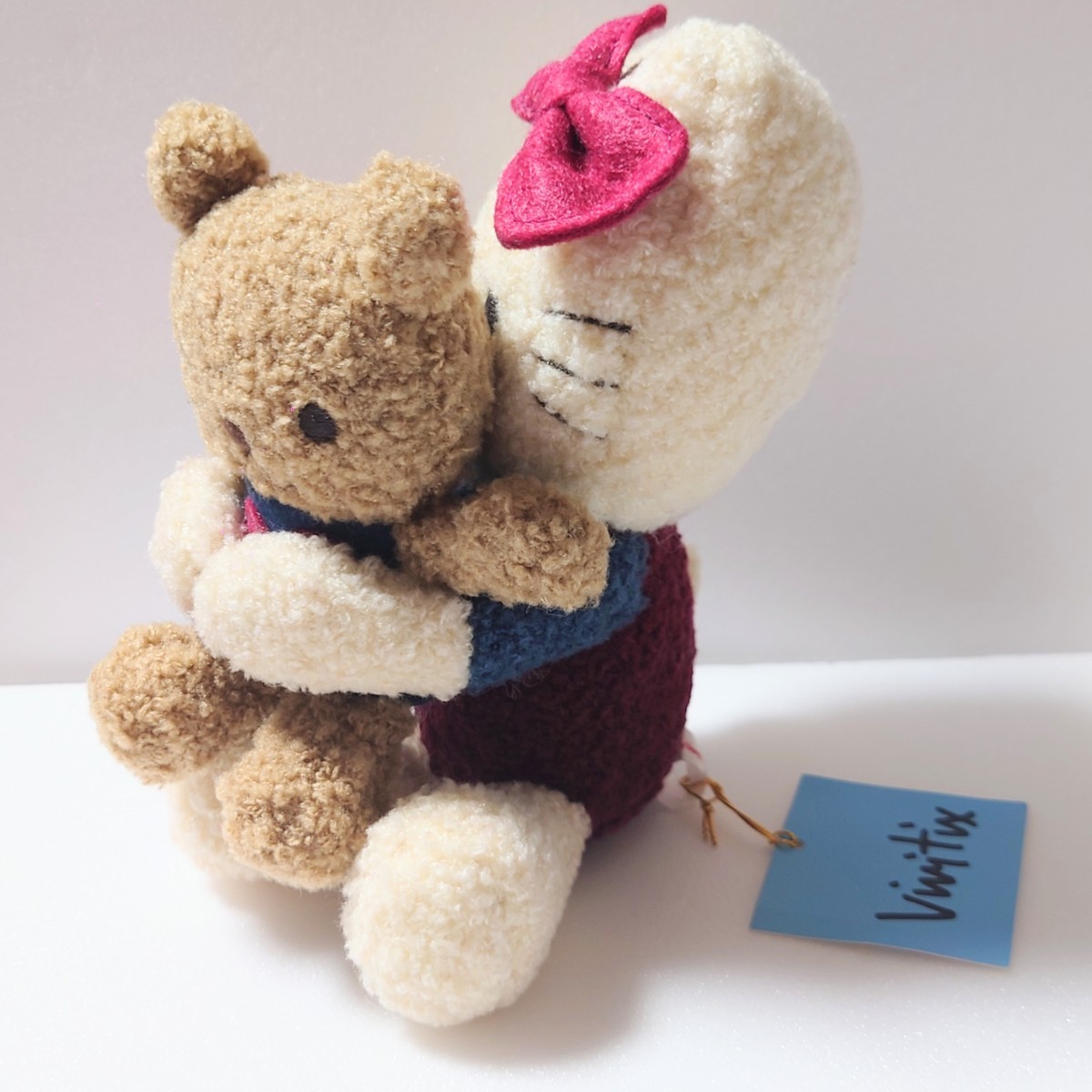 Sanrio サンリオ Vivitix 限定 ハローキティ Hello Kitty 抱きぐるみ クマ くま 熊 ベア 抱っこ ぬいぐるみ 2000年 タグ付き_画像4