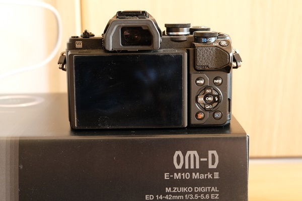 OLYMPUS OM-D E-M10 Mark III　EZダブルズームキット_画像4
