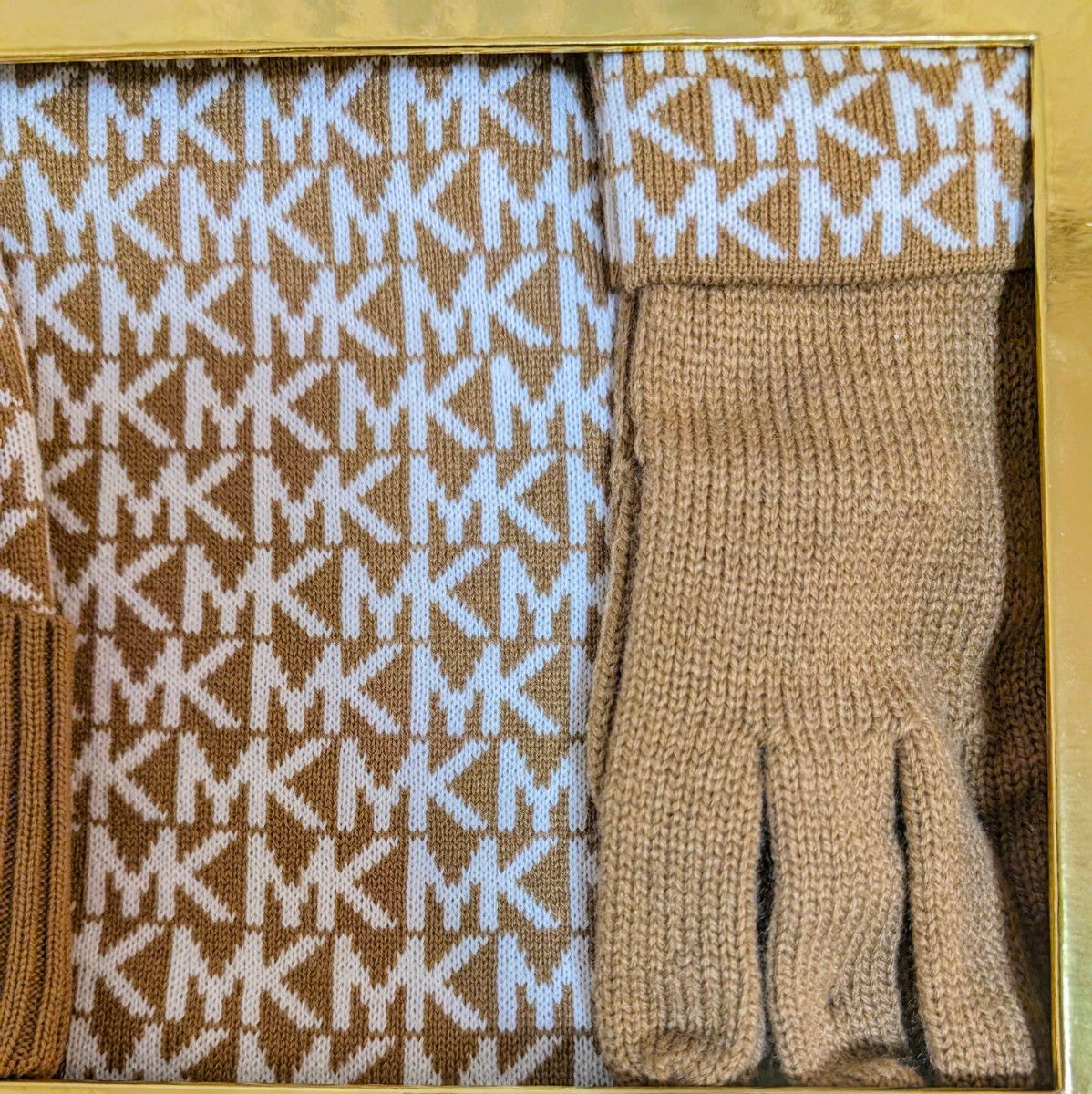 新品・未使用】MICHEAL KORS マフラー 手袋 ニット帽 3点セット 新品・未使用】MICHEAL KORS マフラー 手袋 ニット帽 3点セット