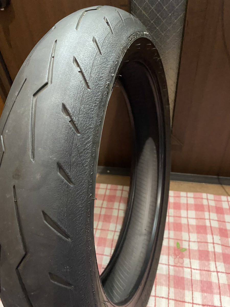 中古MCタイヤ 2022年製造 PIRELLI DIABLO ROSSOⅣ 120/70ZR17 ピレリ ディアブロ ロッソ4 120 70 17 4722 M2938_画像4