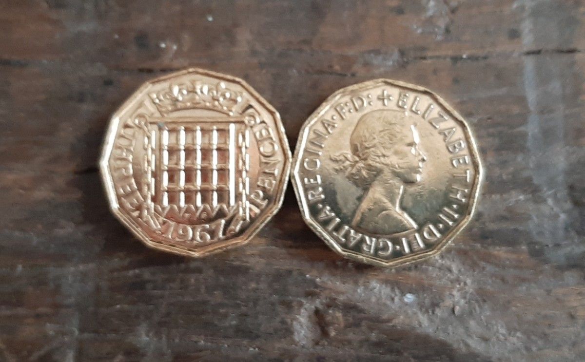 1953年~1967年 英国 3ペニーコイン 100個セットイギリス 3ペンスブラス 美物 エリザベス女王21mm x 2.5mm
