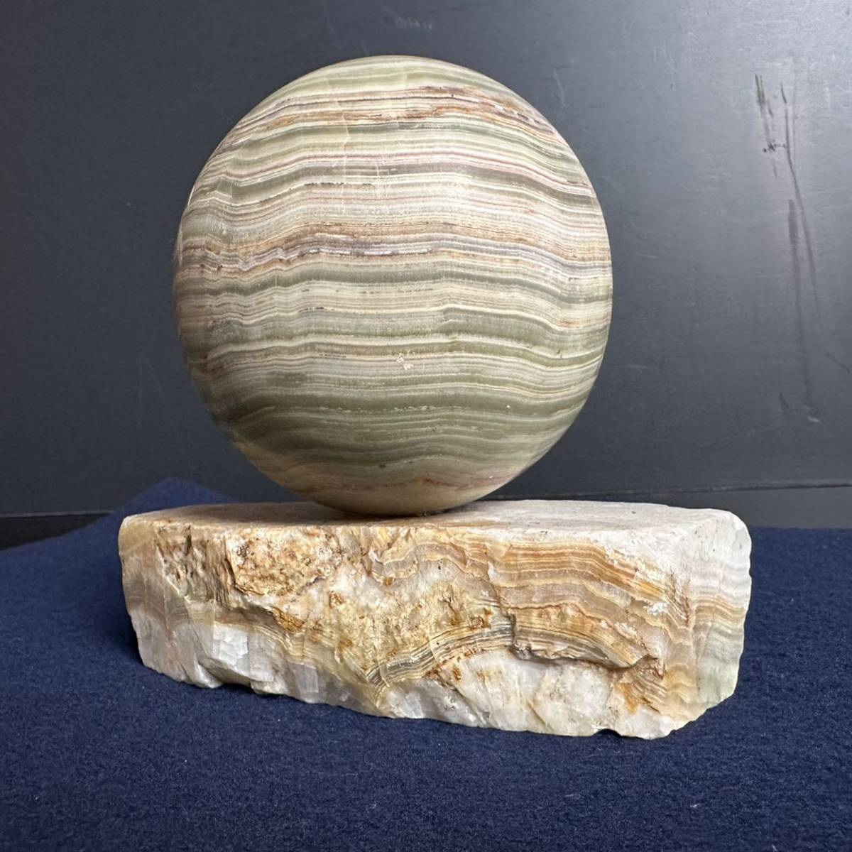 [KJ181] 大理石 丸玉 球石 台付き 直径約9.5cm 玉重さ約1.4kg 置物 庭石 ガーデニング オーナメント オブジェ 風水 パワーストーンの画像2