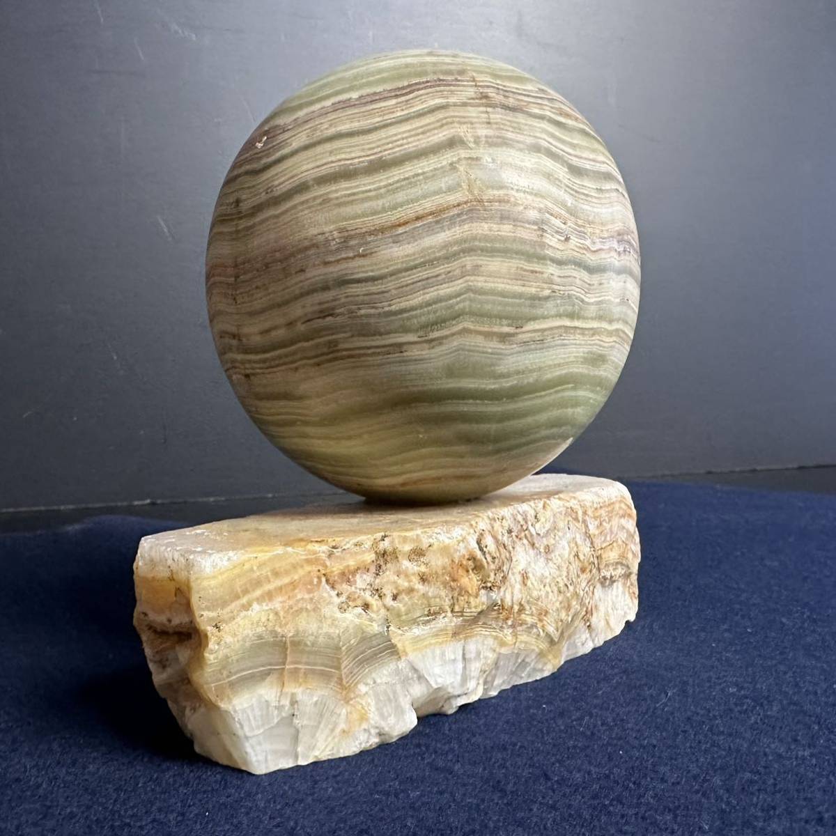 [KJ181] 大理石 丸玉 球石 台付き 直径約9.5cm 玉重さ約1.4kg 置物 庭石 ガーデニング オーナメント オブジェ 風水 パワーストーンの画像3