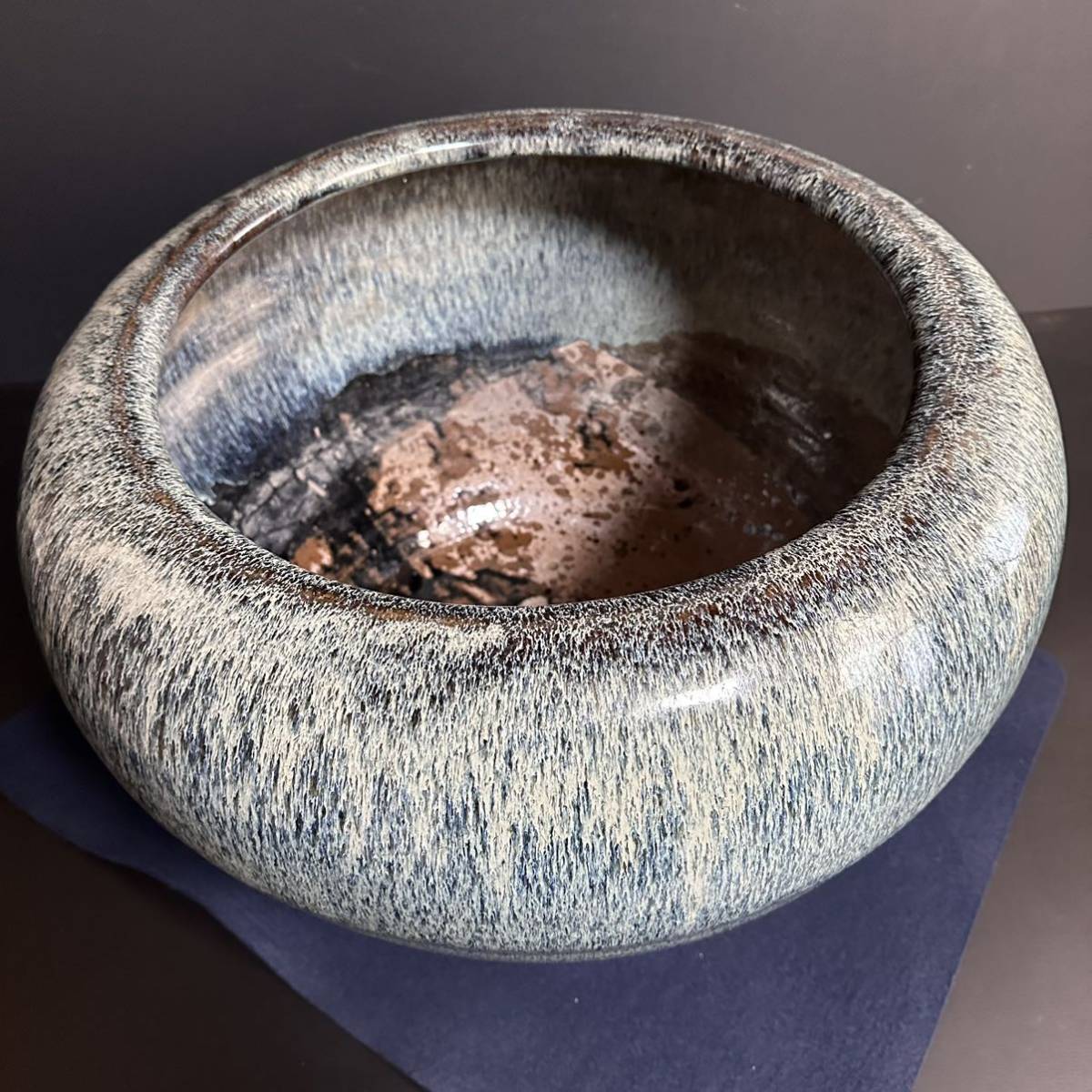 [KJ365] 大型 海鼠釉 火鉢 手炙り 瓶掛け 植木鉢 古民具 炭道具 美術陶器の画像5