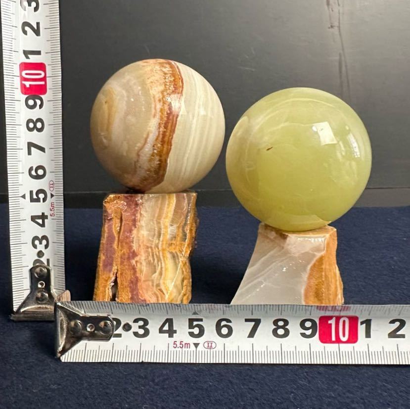 [KJ184] 大理石 オニキス 丸玉 球石 2点 台付き 直径約6cm 置物 庭石 ガーデニング オーナメント オブジェ 風水 パワーストーンの画像10