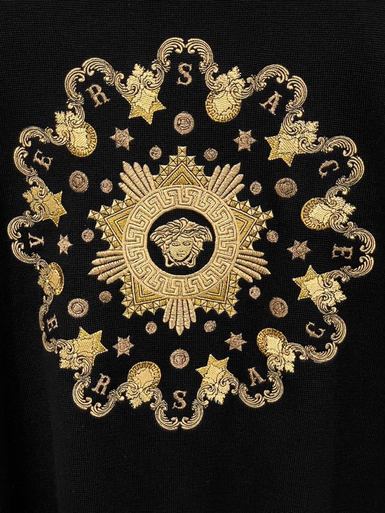 上質高級！ イタリア製 VERSACE ヴェルサーチェ ヴェルサーチ メデューサ刺繍 ジップアップ セーター 黒金 ブラック 46 メンズ 新規×_画像2