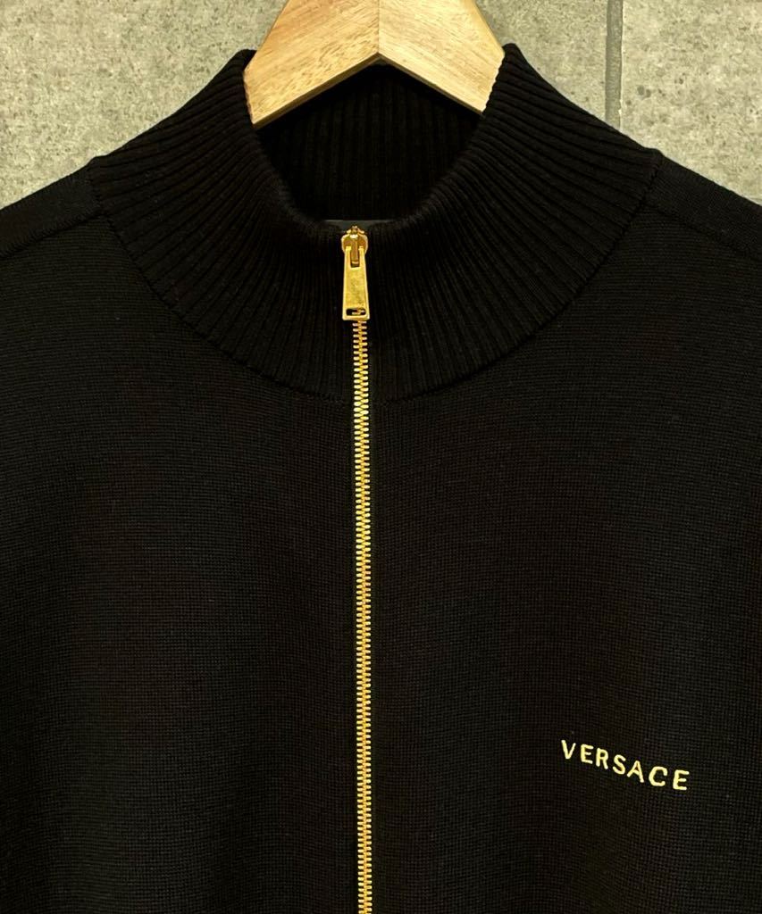 上質高級！ イタリア製 VERSACE ヴェルサーチェ ヴェルサーチ メデューサ刺繍 ジップアップ セーター 黒金 ブラック 46 メンズ 新規×_画像4