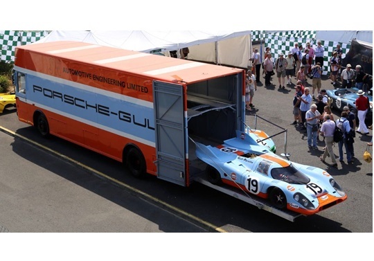 1/64 メルセデス トランスポーター ガルフ レーシング Schuco Mercedes O 317 racing transporter Gulf 1:64 梱包サイズ60の画像3