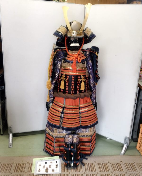 sa/ 黒胴当世素掛緋緘等身大鎧一式鎧/兜/武具セット鎧櫃・鎧立付 sa/ 黒胴当世素掛緋緘等身大鎧一式鎧/兜/武具セット鎧櫃・鎧立付