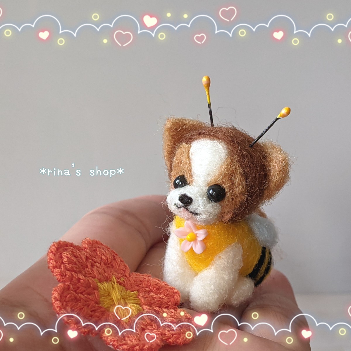 *rina's shop*3.5cm愛犬みつばち茶白チワワ＆お花マット*ハンドメイド*羊毛フェルト*ドールハウス*インテリア*小型犬*愛犬グッズ* 犬用品_画像1