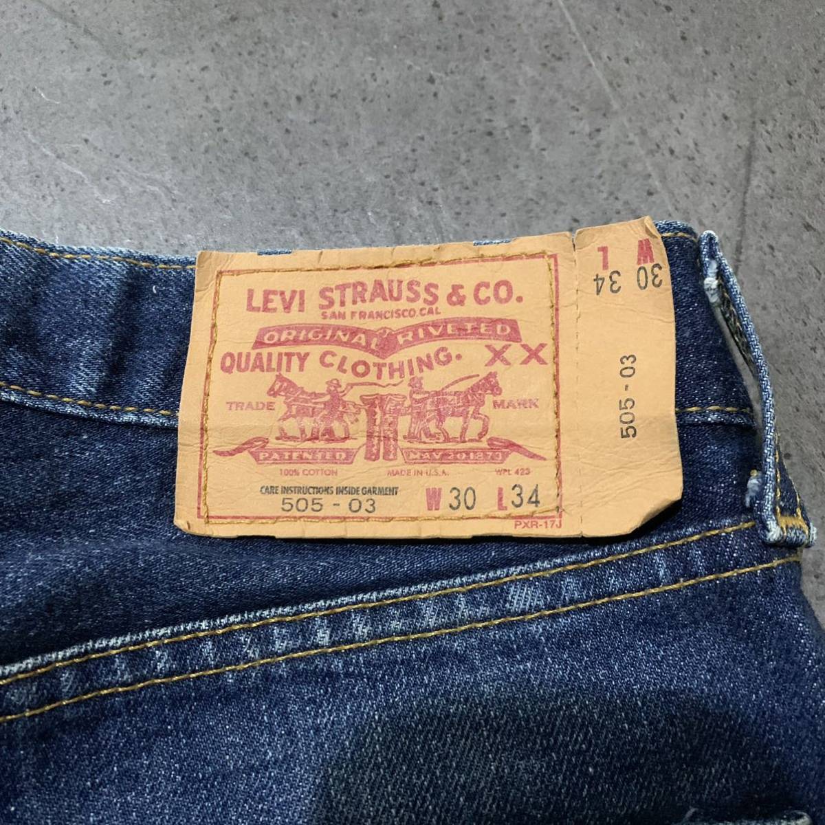 MM☆ 古着ビンテージ!!'米国製' LEVI’S リーバイス 505-03 コットン100% テーパード 濃紺 デニムパンツ ジーンズ 30×34 ボトムス 刻印379_画像7