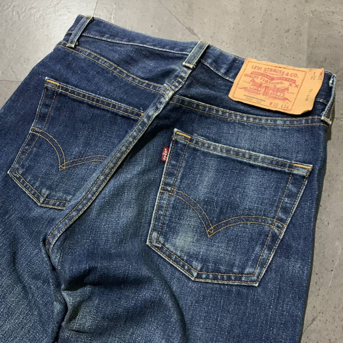 MM☆ 古着ビンテージ!!'米国製' LEVI’S リーバイス 505-03 コットン100% テーパード 濃紺 デニムパンツ ジーンズ 30×34 ボトムス 刻印379_画像5