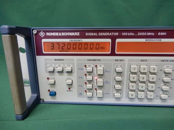 ■Rohde&Schwarz SMH 100kHz-2000MHz SIGNAL GENERATOR 信号発生器 ローデ・シュワルツ■_画像2