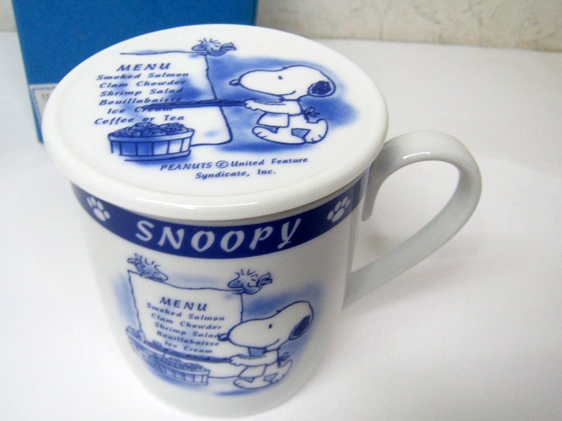 レトロ スヌーピー フタ・茶こし付　陶器 マグカップ　PEANUTS UNITED FEATURE SYNDICATE.inc