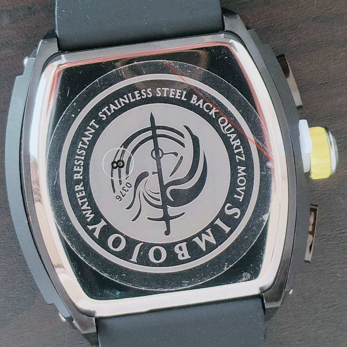 オールブラック　トノー型　クロノグラフ/カレンダー　ラバーベルト　メンズクォーツ腕時計 _画像6
