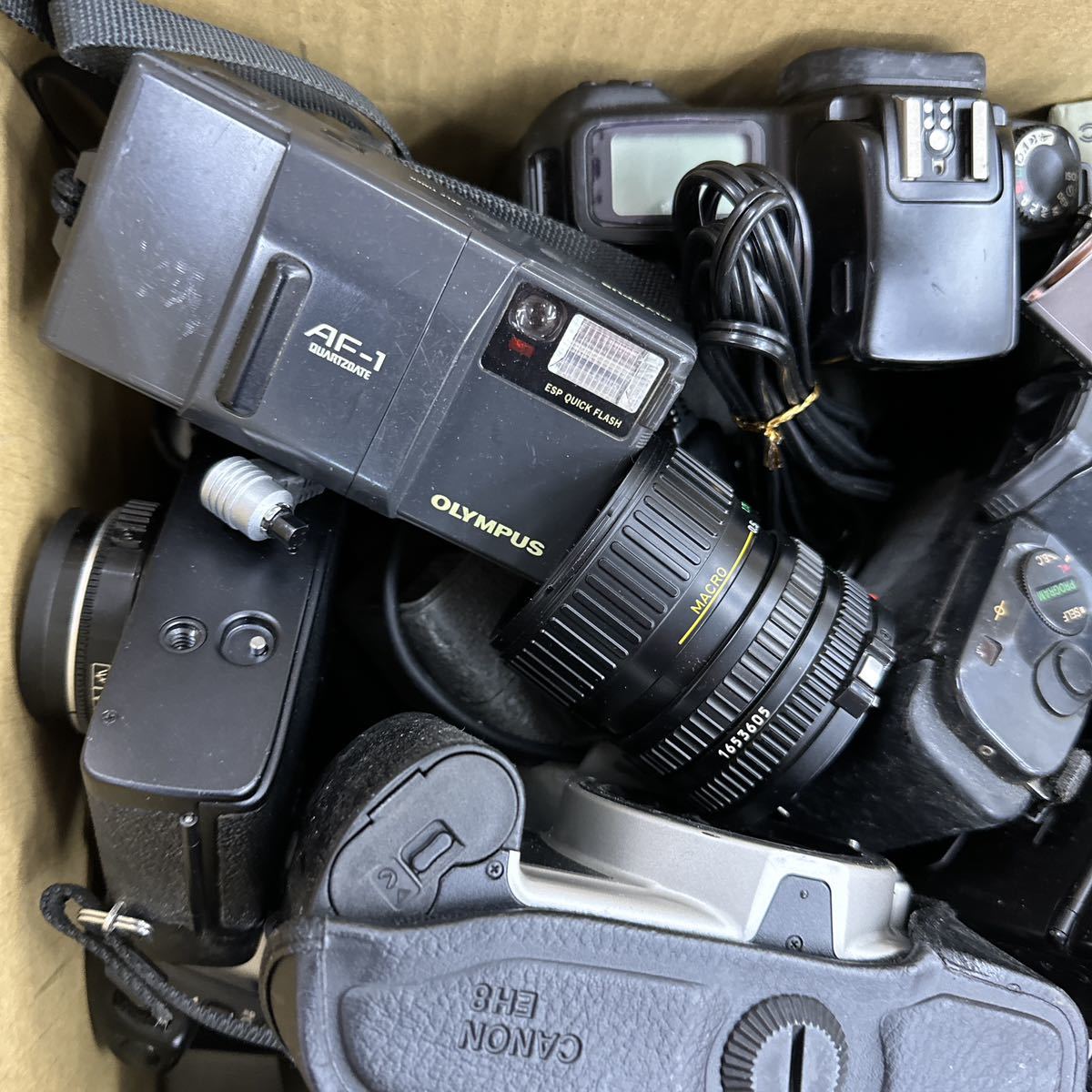 【カメラ機器】まとめ売り　コンパクトフィルムカメラ　一眼レフ　コンパクトデジタルカメラ　Canon PENTAX　付属品多数　ジャンク品　A026_画像2