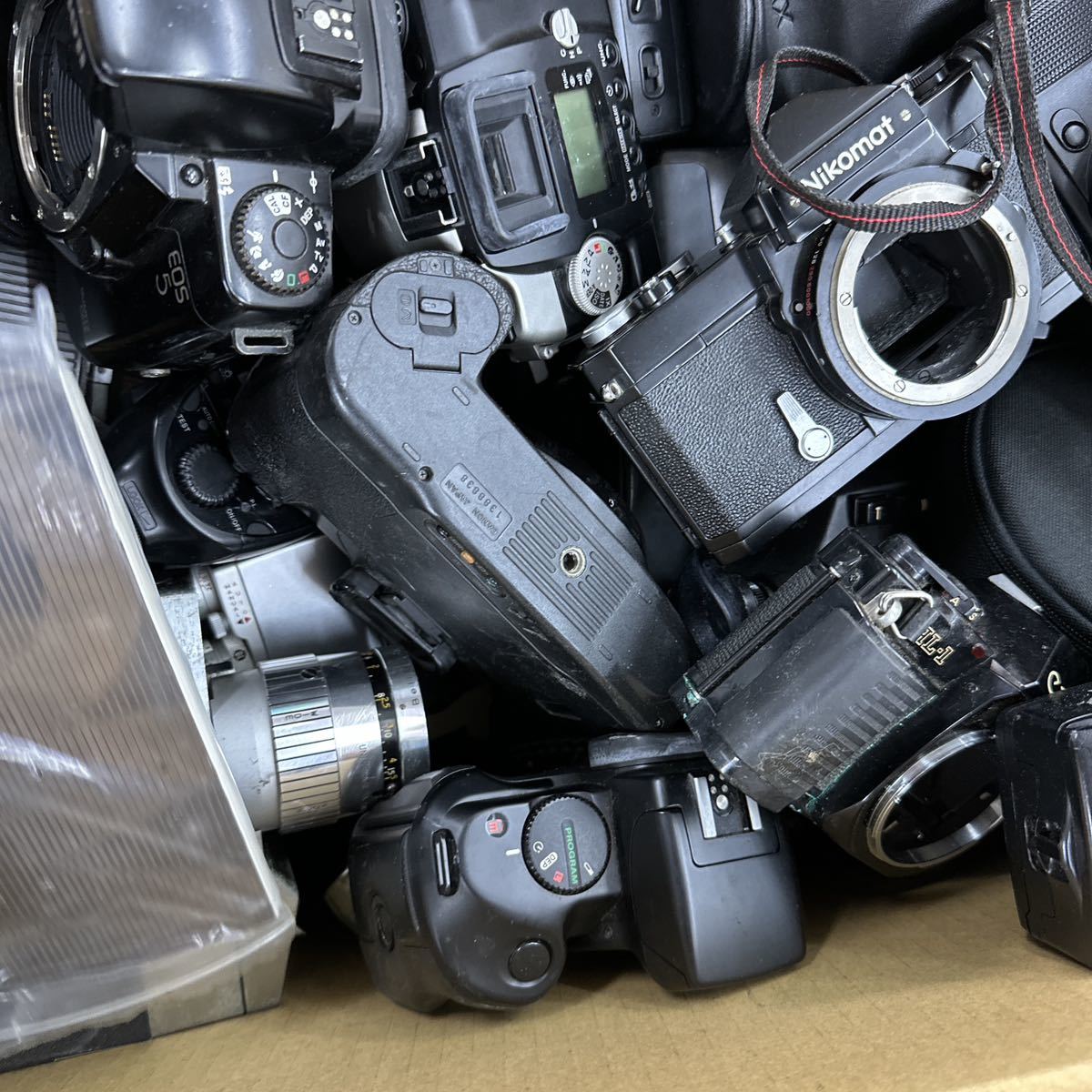 【カメラ機器】まとめ売り　コンパクトフィルムカメラ　一眼レフ　銀塩　Nikon Canon PENTAX　CONTAX 付属品多数　ジャンク品　A027_画像8