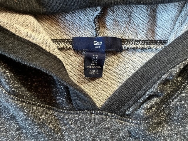 GAP lady's Parker S sweatshirt with a hood . hem . lovely 