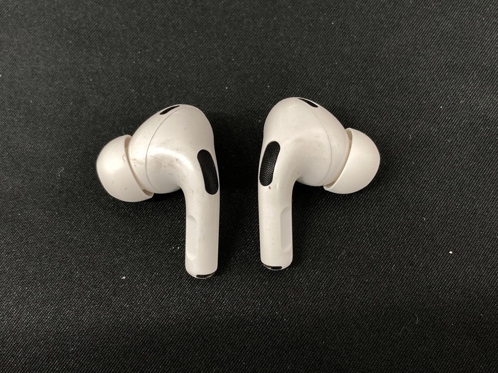 AirPods Pro エアポッズプロ　モデル名A2698 A2699 A2700　第2世代　MQD83J/A　ペアリング解除済　箱入り【CAAO1008】_画像3