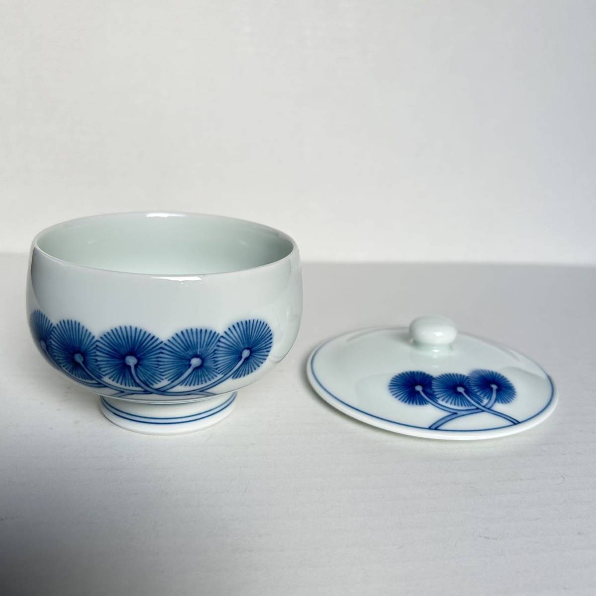 美品 有田焼【蓋付き湯呑 松 染め付け5客セット】磁器 汲み出し 美品 有田焼【蓋付き湯呑 松 染め付け5客セット】磁器 汲み出し