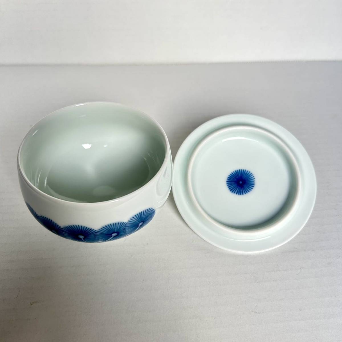 美品 有田焼【蓋付き湯呑 松 染め付け5客セット】磁器 汲み出し 美品 有田焼【蓋付き湯呑 松 染め付け5客セット】磁器 汲み出し