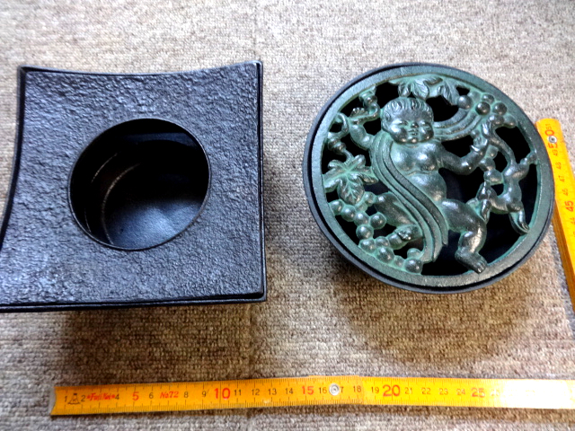 鉄の古民具　南部　鉄器四角の水盤と丸い鉢形の容器_画像1