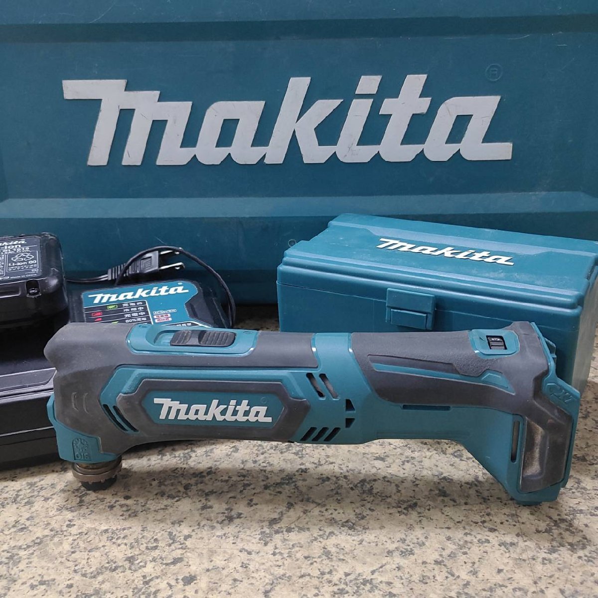 makita マキタ 充電式マルチツール TM30D 10.8V バッテリー/1個 DC10SA/充電器 ツールボックス付 コードレス 通電OK ジャンク_画像1