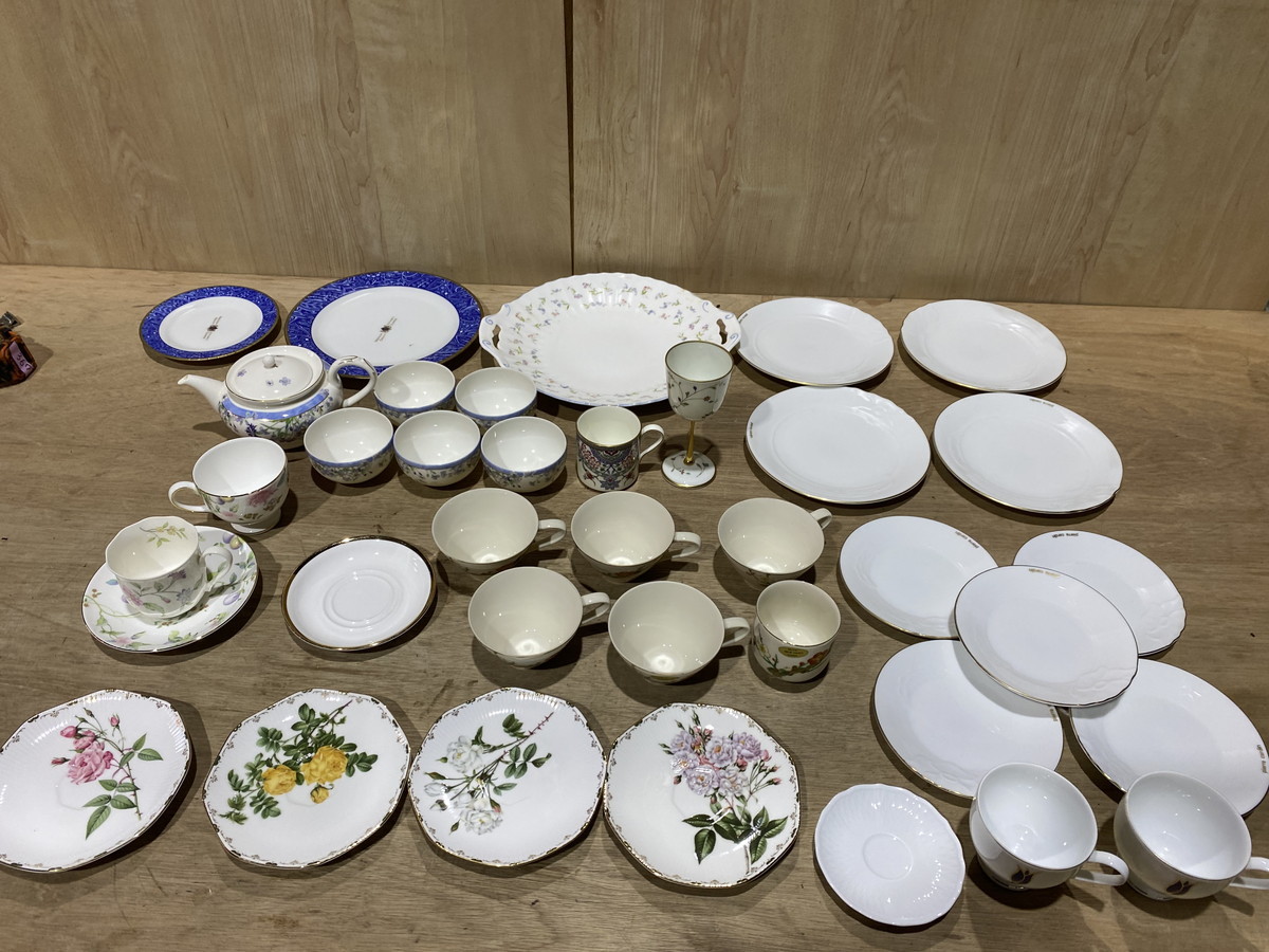 【６－８４】食器 まとめ売り MOMOYAMA/BONE CHINA/SEYEI CHINA/MARUI/LOUIS PITAUD/pierre cardin 等 カップ&ソーサー お皿 等 中古品_詳細に添付画像があります。ご覧ください。