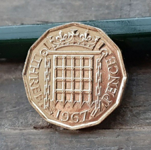 10枚 1967年英国3ペニーコインイギリス3ペンスブラス美物エリザベス女王21mm x 2.5mm6.8gブリティッシュ本物古銭_画像2