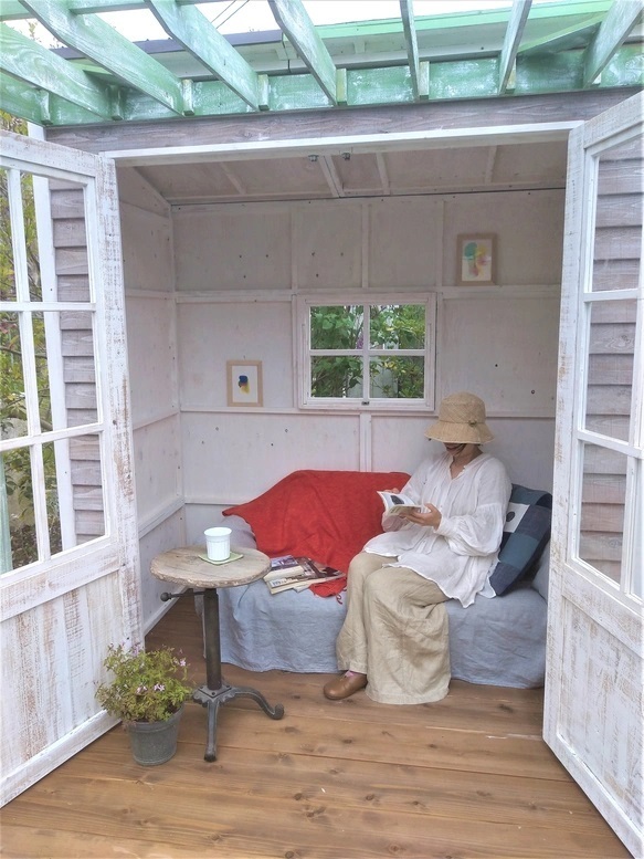 シャビーな木製ガーデンハウス（休憩小屋バージョン、ウッドデッキ付き）組み立てキット_画像6