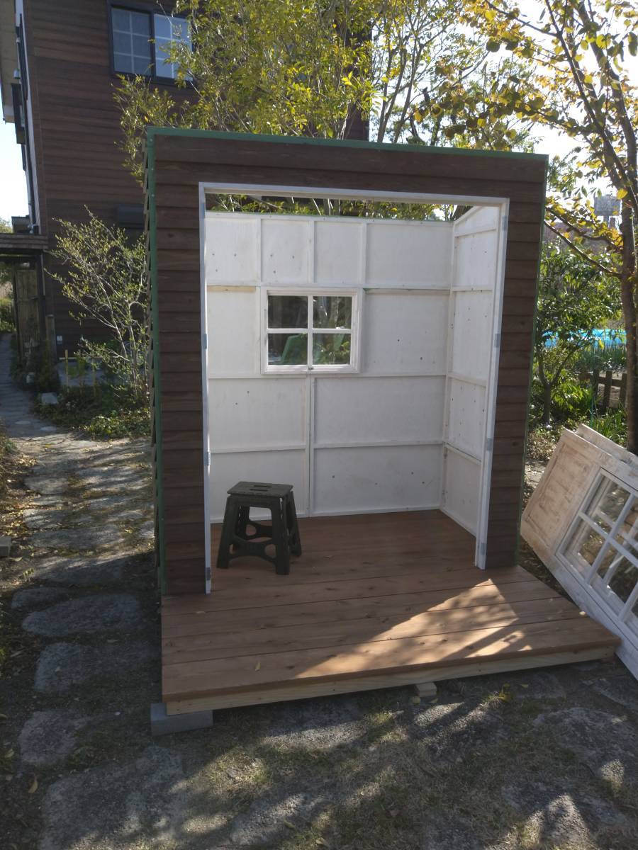 シャビーな木製ガーデンハウス（休憩小屋バージョン、ウッドデッキ付き）組み立てキット_画像9