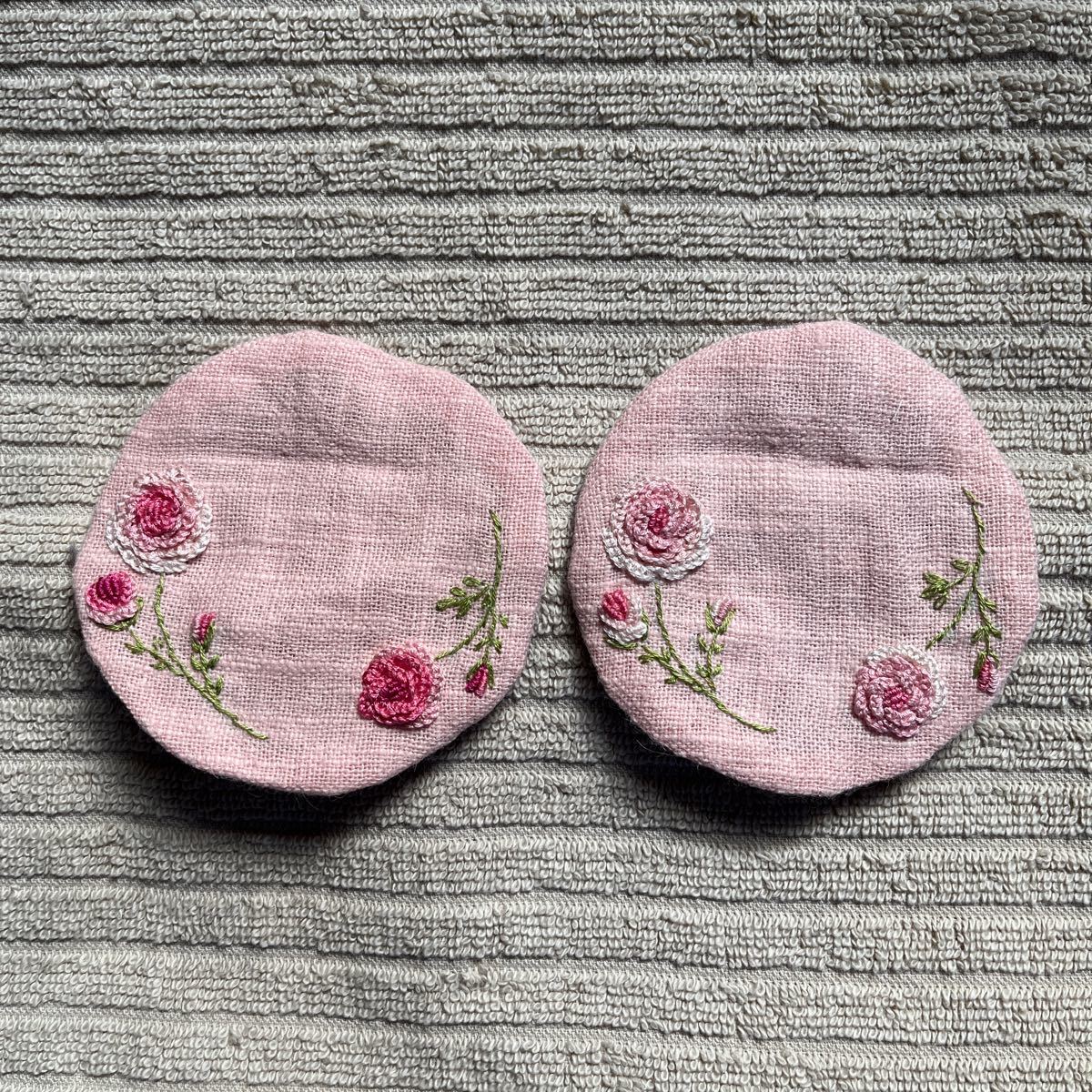 コースター　2枚セット☆リネン（麻）ピンク　薔薇の花の手刺繍☆ハンドメイド _画像1