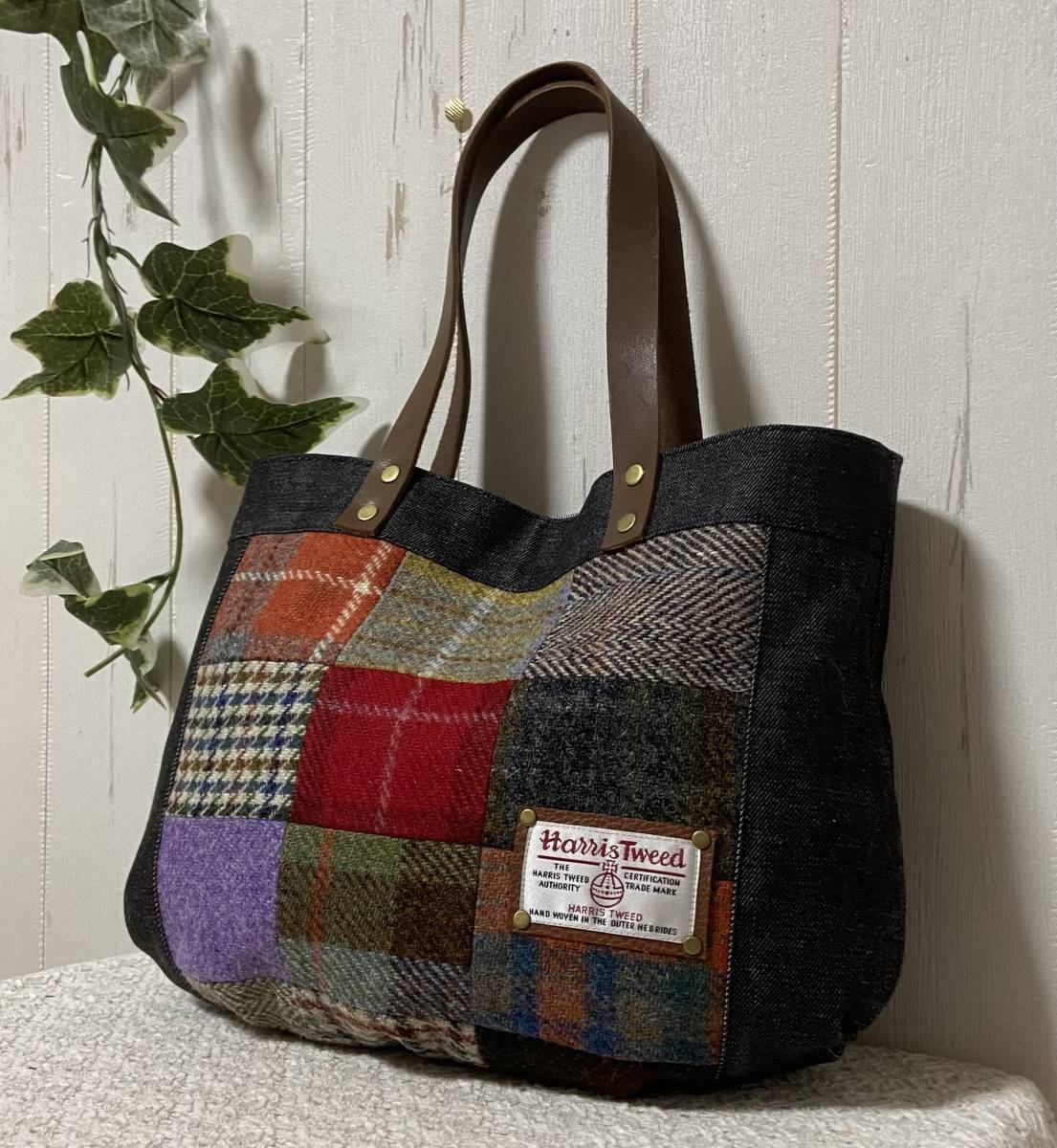 今季最後の出品②★Harris Tweed★ハリスツイード★明るめ暖色系★色々パッチ＆ブラックデニム生地★横長大きめ本革持ち手バッグ_ショルダー紐は取外し・長さ調節可能。