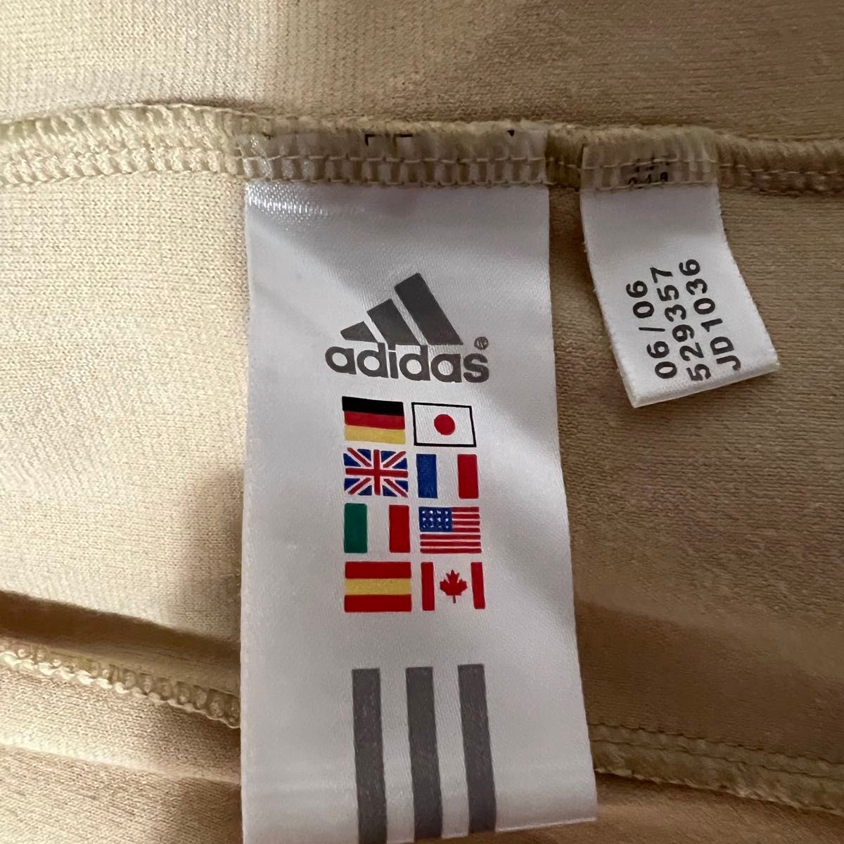 希少】adidas トラックジャケット ジャージ ベロア 万国旗 希少】adidas トラックジャケット ジャージ ベロア 万国旗
