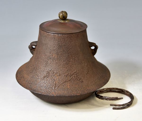 【茶道具】「松原地紋 富士 釜」 金工 鉄釜 茶釜 釜鐶添 箱入 y92271361