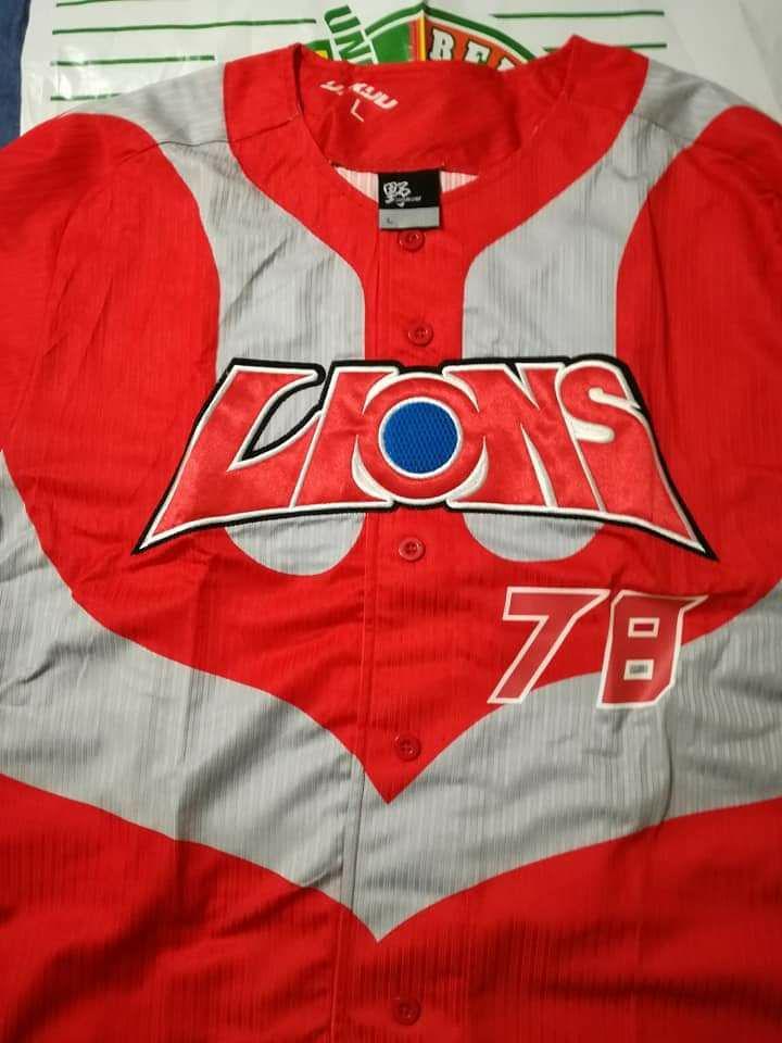 一品モノ特注品】ウルトラマン&台湾プロ野球統一ライオンズ 一品モノ特注品】ウルトラマン&台湾プロ野球統一ライオンズ