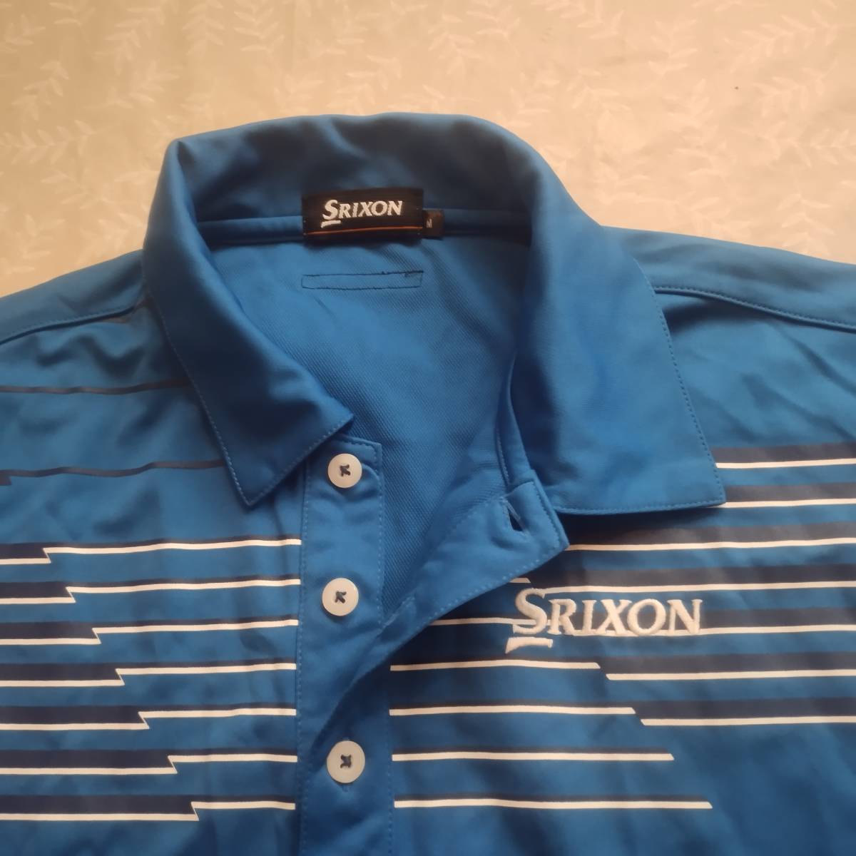 美品！　スリクソン　SRIXON / Z-STAR　半袖シャツ　サイズＭ（やや大きめ）　やや光沢 ブルー　ドライ速乾薄手生地_画像6