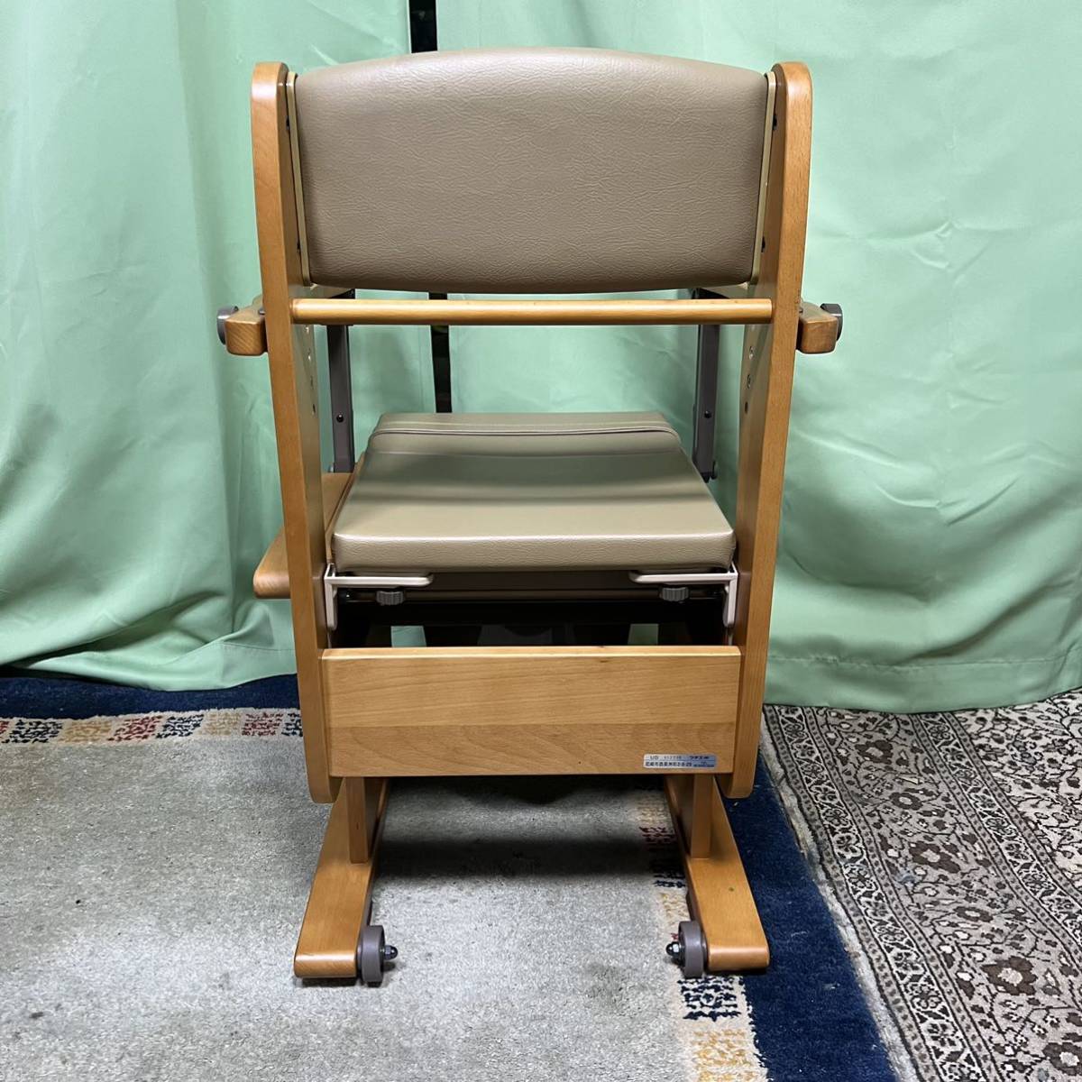 [200004]uchie portable toilet wooden armrest . tip-up type .... chair TP