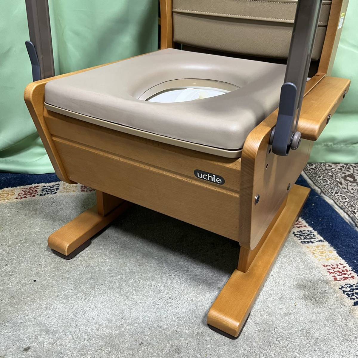 [200004]uchie portable toilet wooden armrest . tip-up type .... chair TP