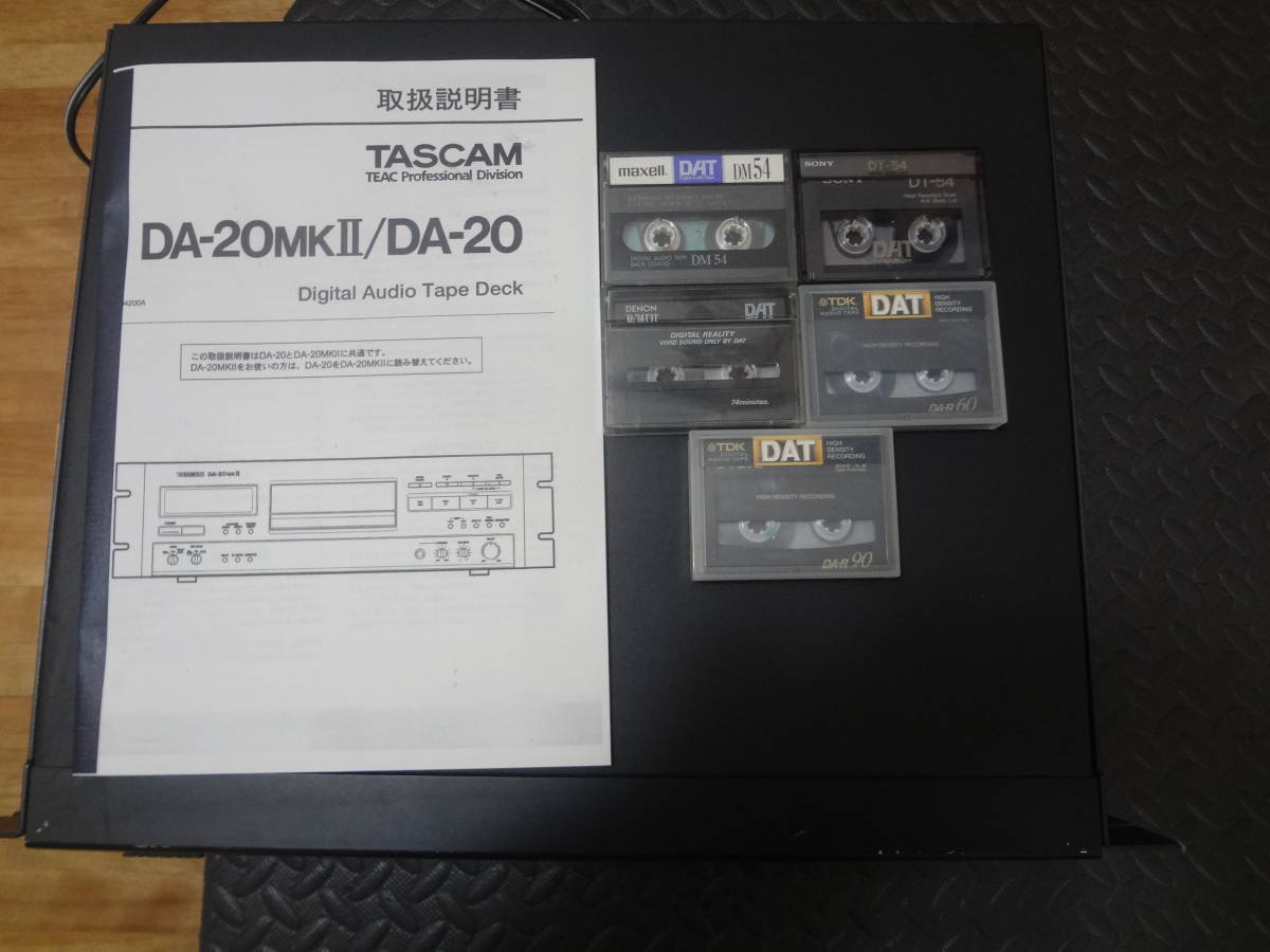 現状品　TASCM DATデッキ　D A−２０マークⅡ 録再FF,REW確認　取説コーピー、　録音ずみDATテープ５本付けます。_画像2