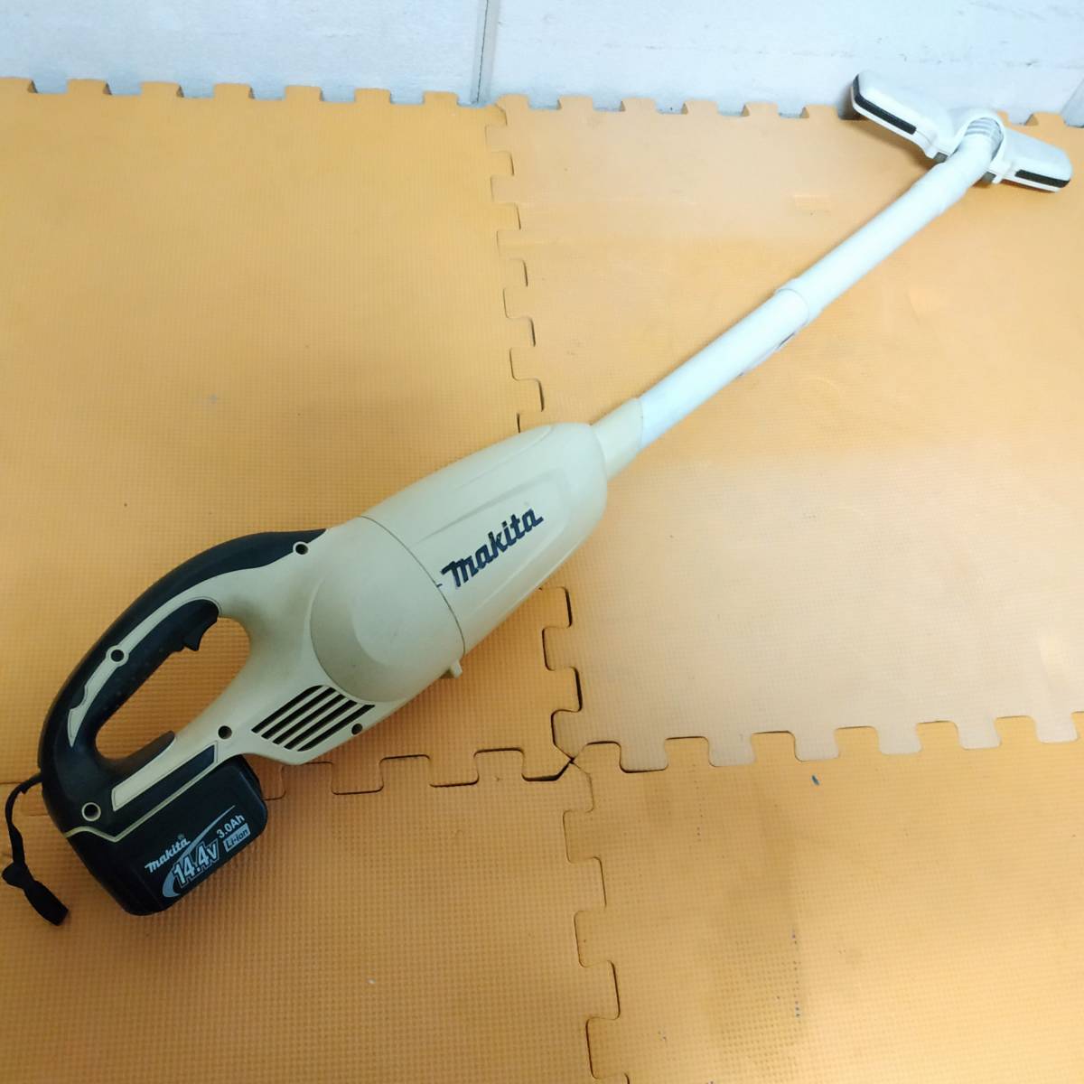 ◇ Makita 充電式クリーナー 掃除機 コードレス 電動工具 マキタ 動確NG/ジャンク品 ◇ G90749_画像2