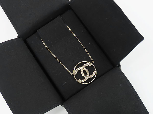  as good as new Chanel here Mark Circle rhinestone necklace pendant choker Gold AB1342